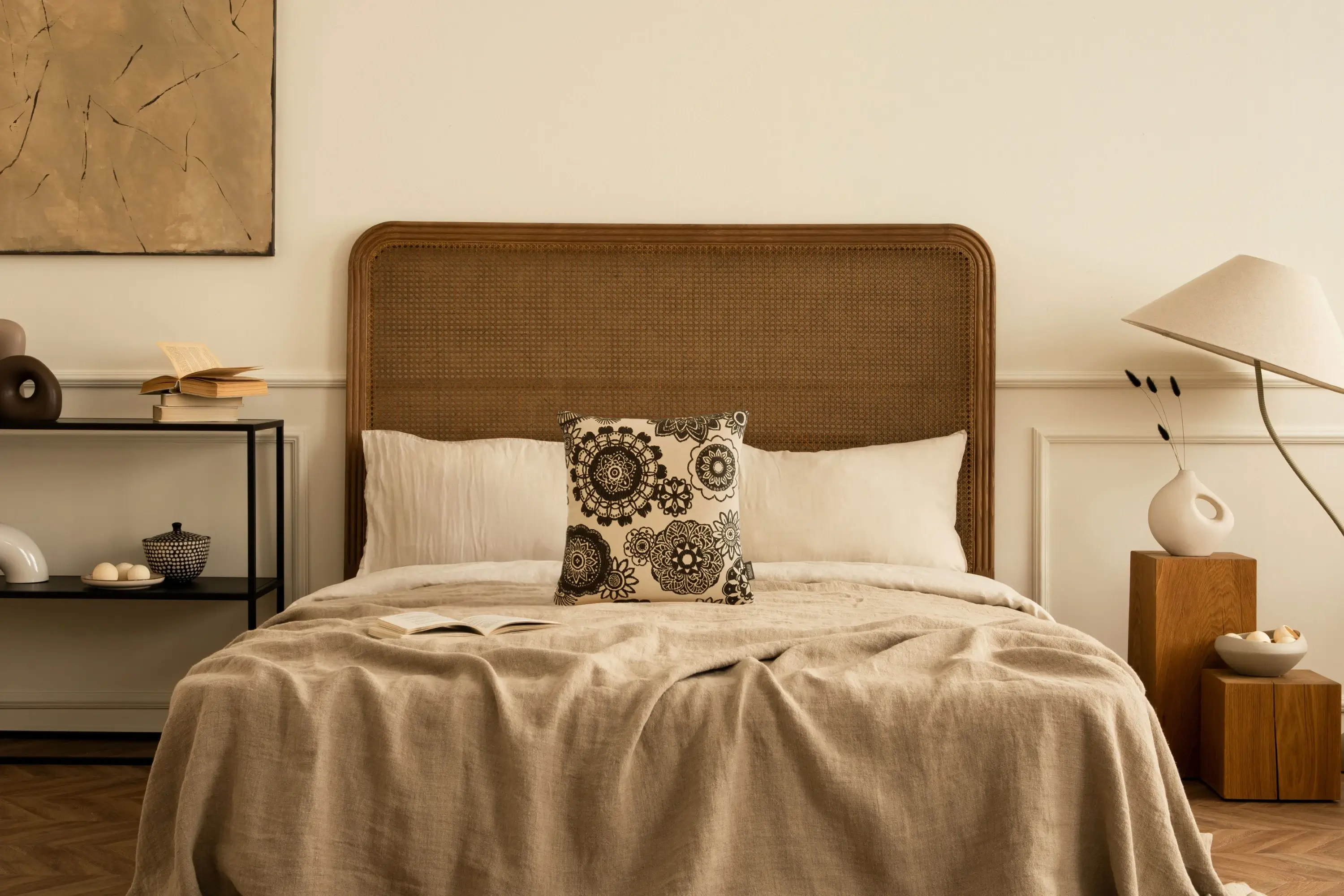 Schlafzimmer mit Mandala-Kissen aus der Tulum-Kollektion von Rohleder auf dem Bett.