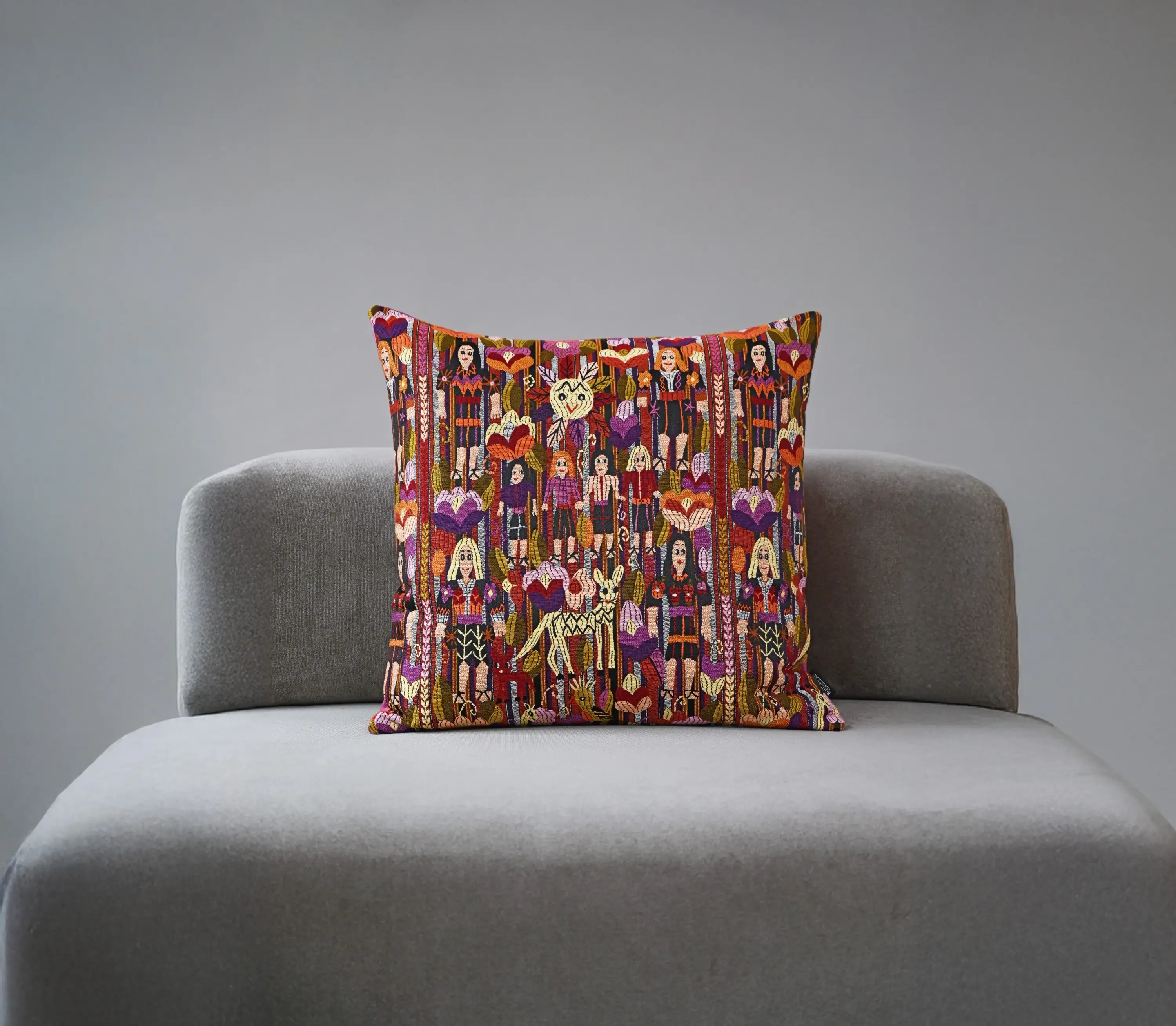 rohleder-tulum-kissen-people-magenta People-Kissen aus der Tulum-Kollektion von Rohleder auf grauem Sessel.