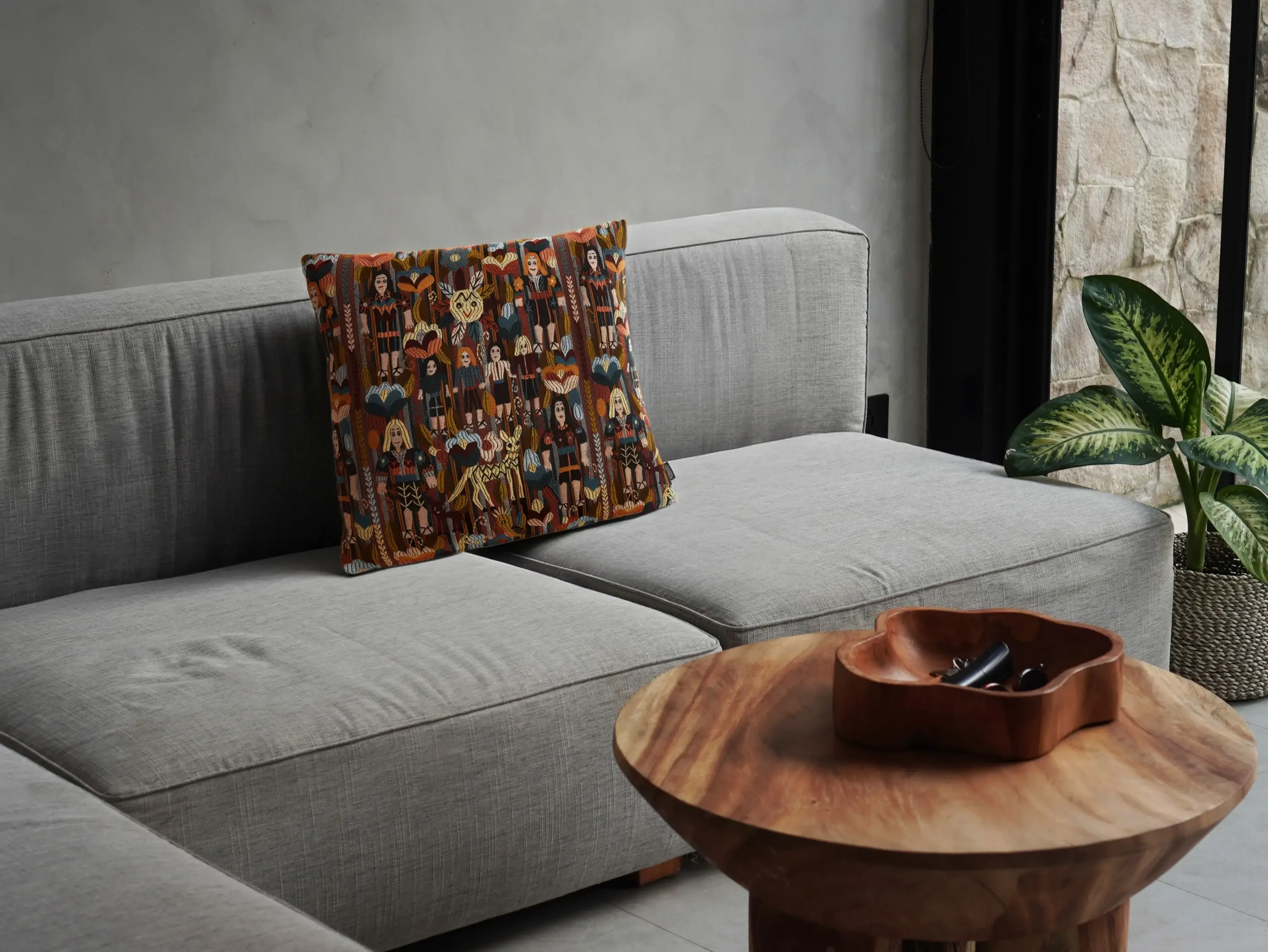 rohleder-kissen-tulum-people-pastel Graues Sofa mit People-Kissen aus der Tulum-Kollektion von Rohleder.