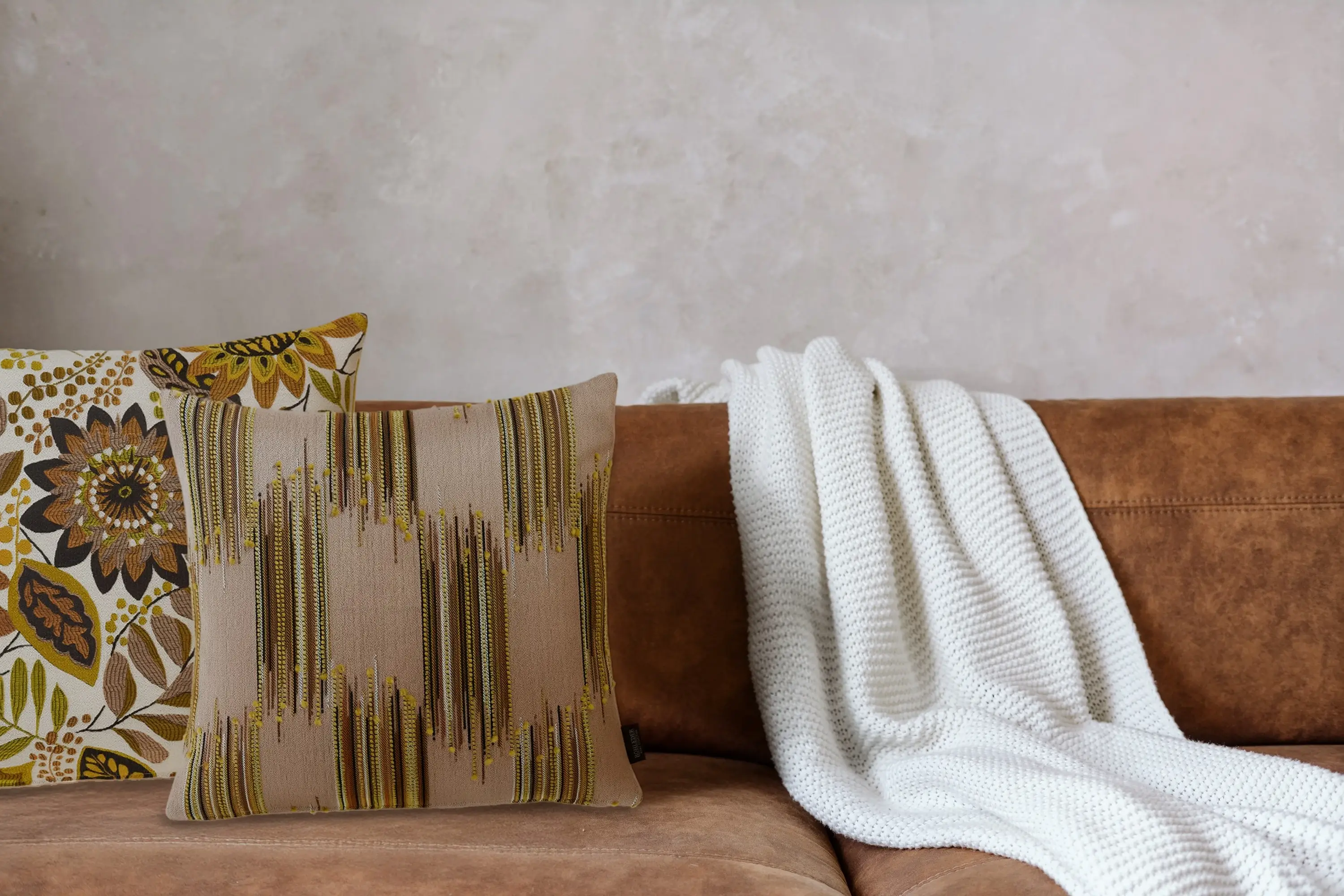 Sofa mit Ikat- und Flora-Kissen aus der Botanicals-Kollektion von Rohleder.