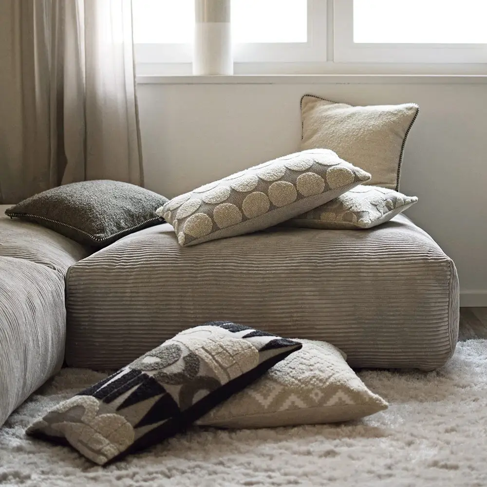 Dekorative Rohleder Cocoon-Kissen mit Struktur- und Musterstoffen.