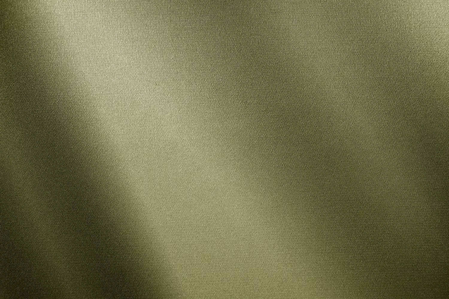 Olivegrüner Stoff mit sanftem Glanz und feiner Struktur.