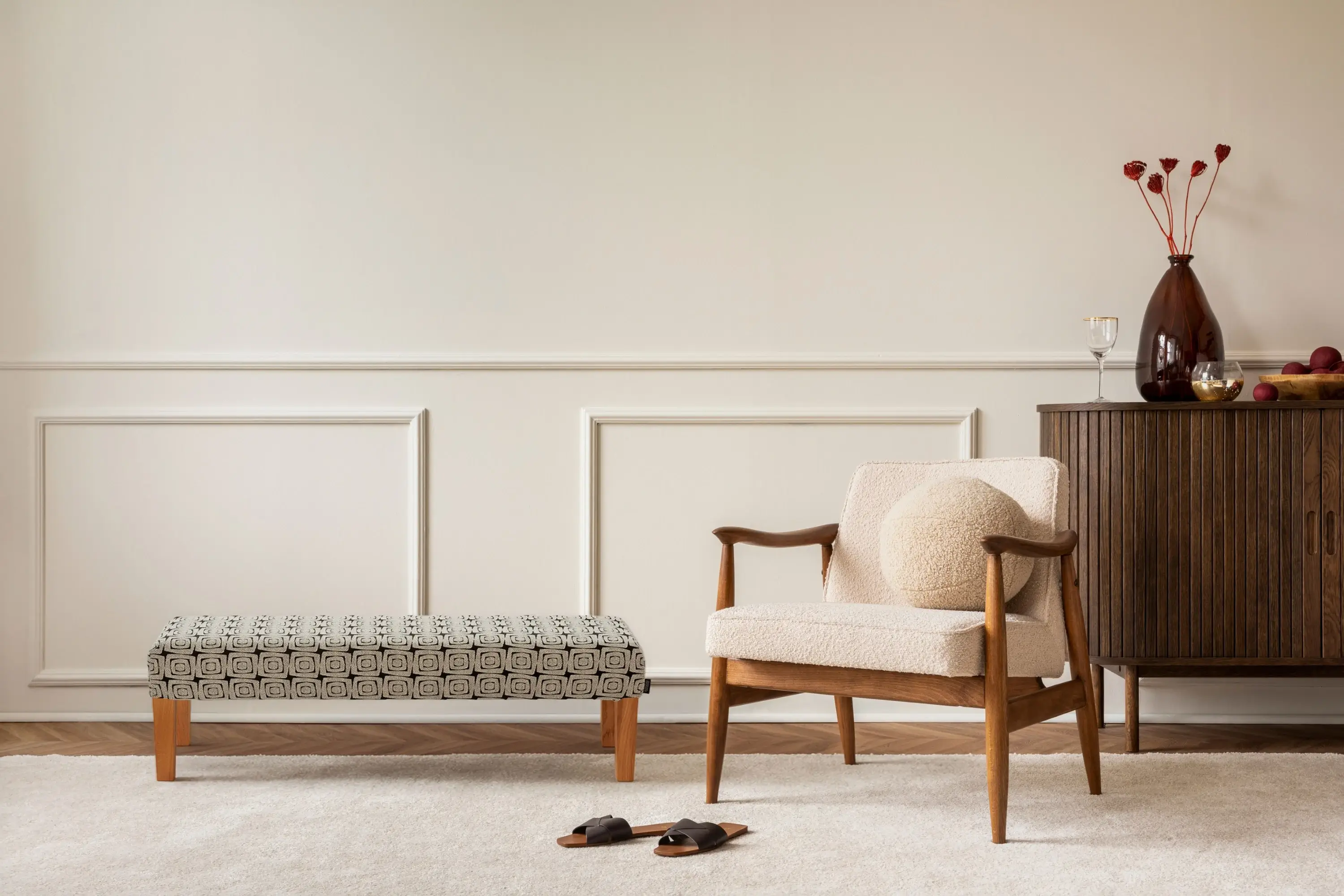 Elegantes Wohnzimmer mit Turtle-Bench aus der Tulum-Kollektion von Rohleder.