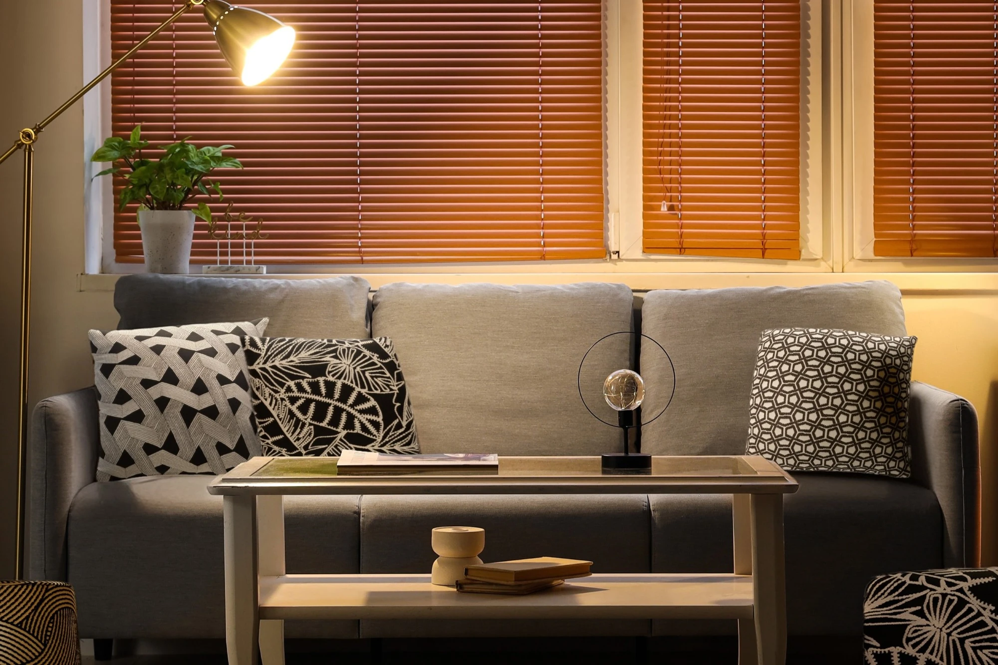 zen22 Modernes Wohnzimmer mit Kissen aus der Zen Garden-Kollektion von Rohleder.