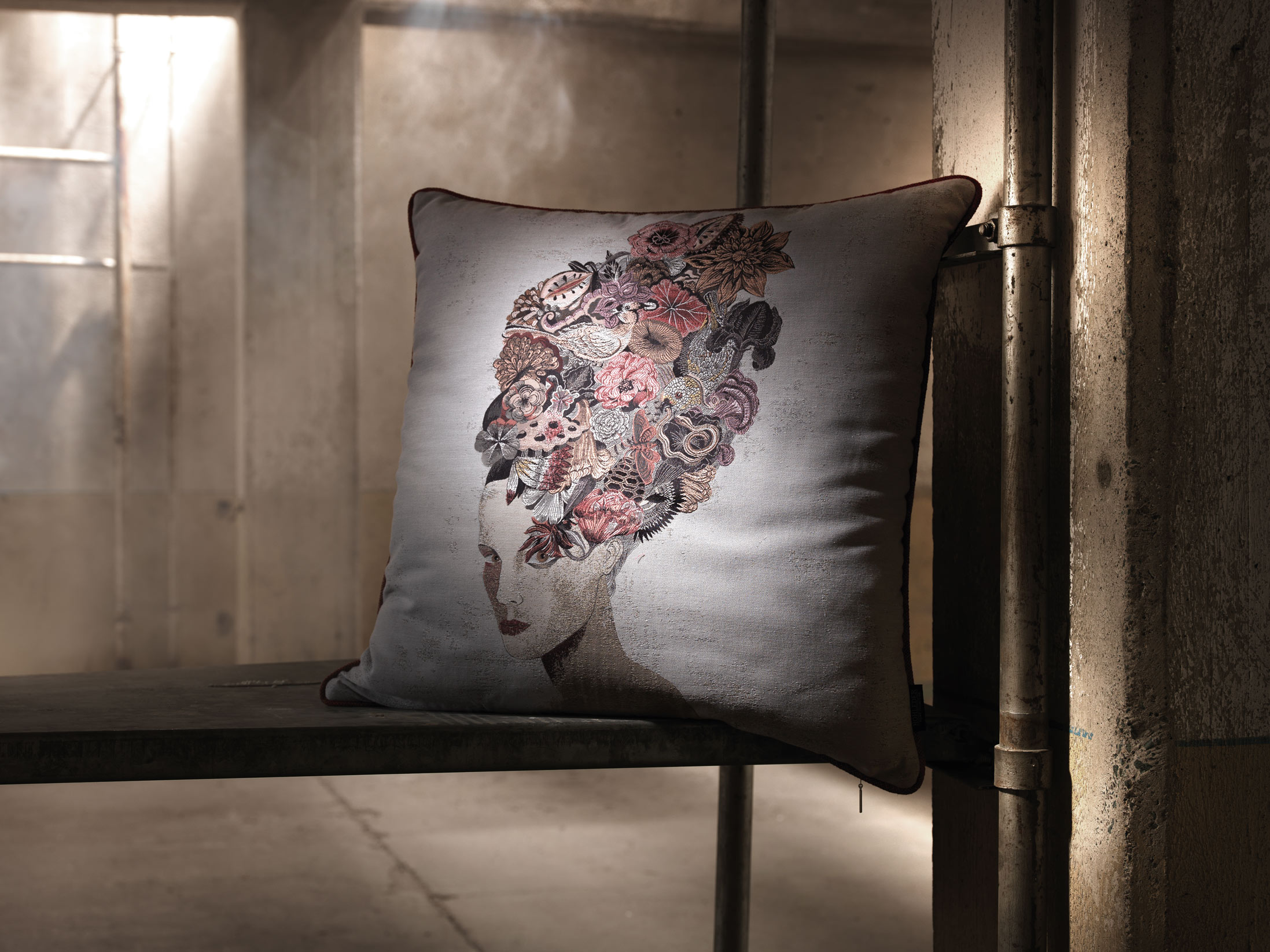 Kissen by Olaf Hajek - Iris - Dawn - 60x60 Kissen by Olaf Hajek - Iris - Dawn - 60x60