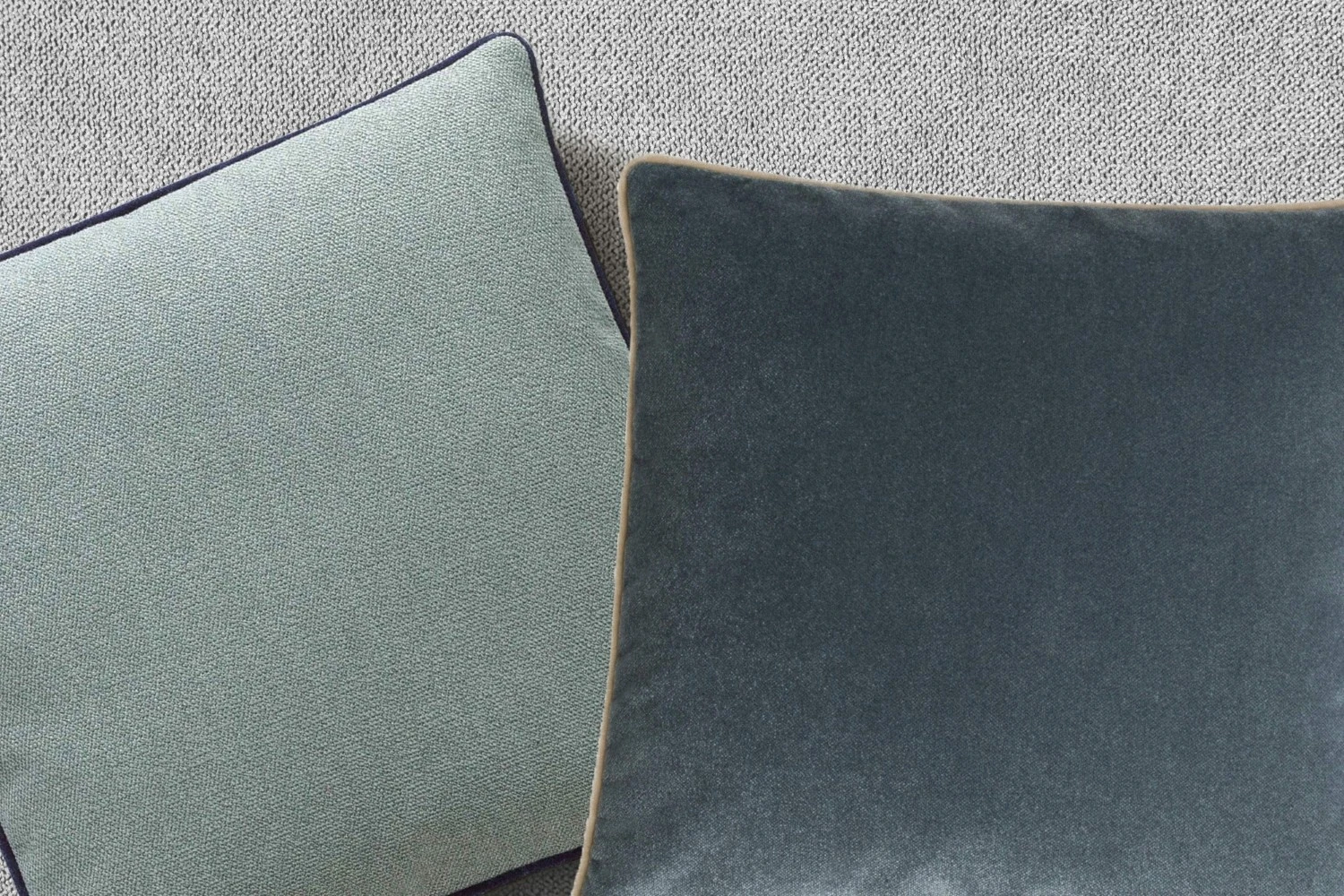 Zwei Kissen in Blau- und Grüntönen aus der Ocean-Kollektion von Rohleder.