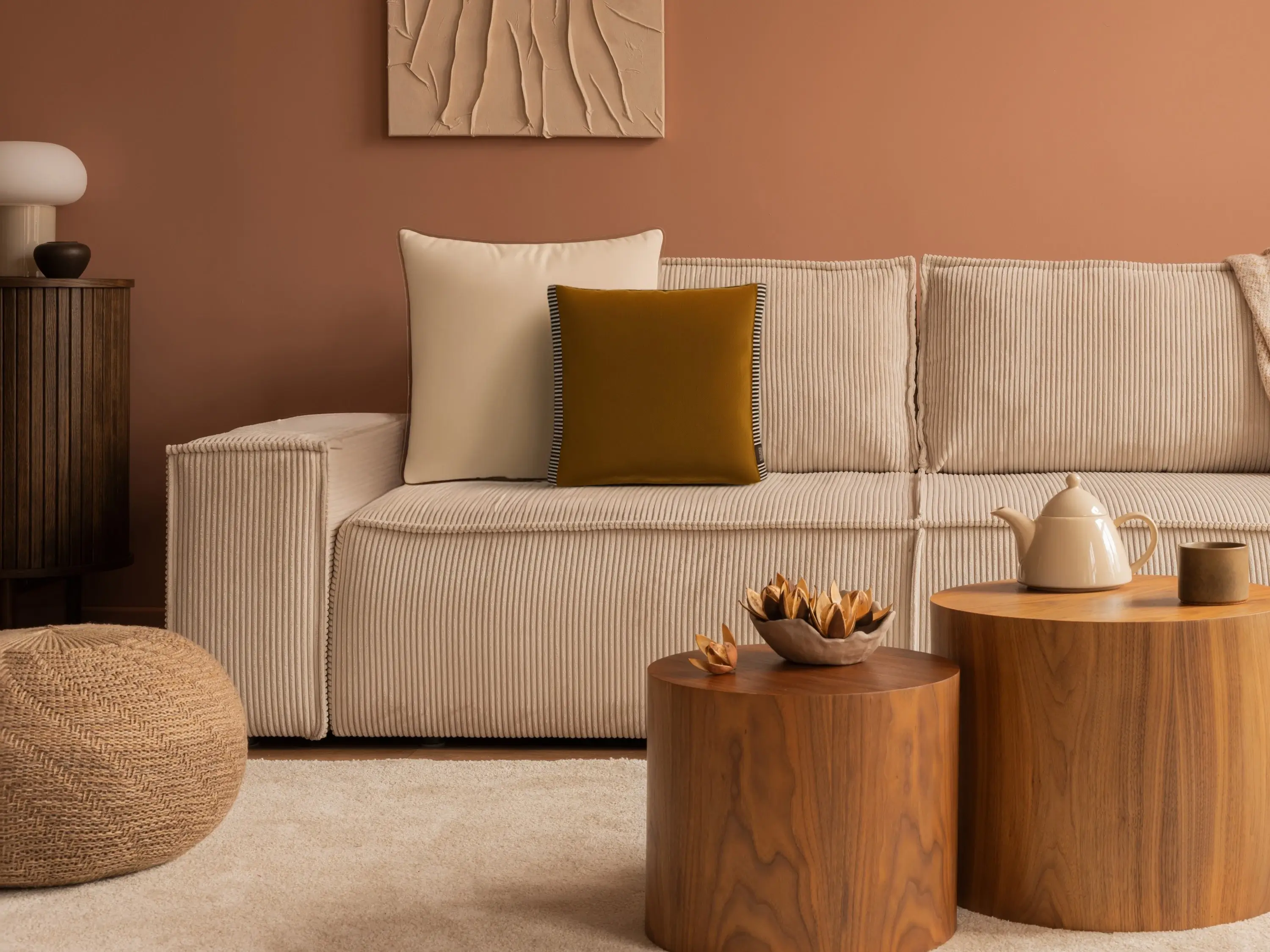 Sofa mit Soul-Kissen aus der Soul-Kollektion von Rohleder in warmem Wohnambiente.