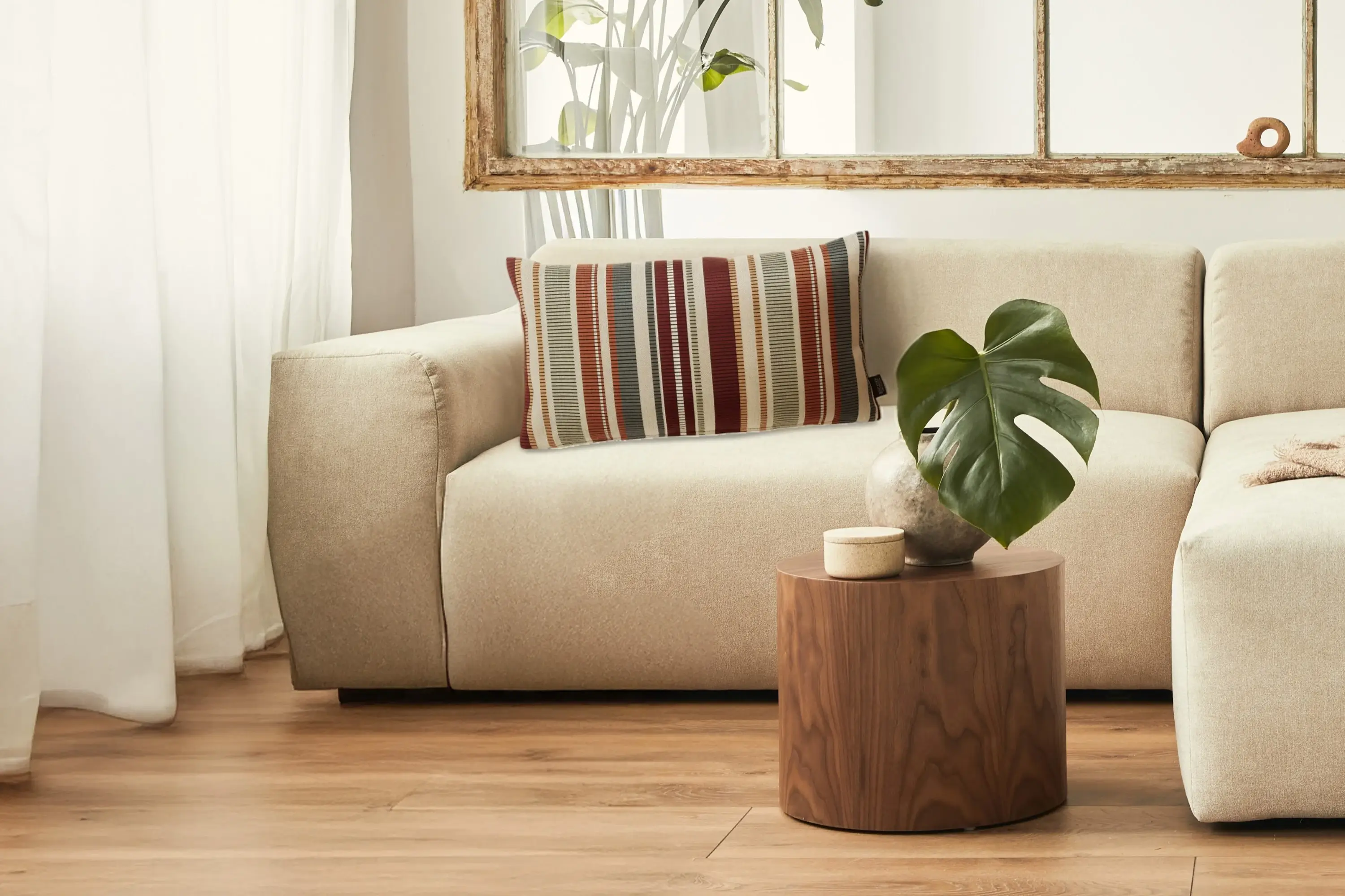 Beiges Sofa mit Stripe-Kissen aus der Botanicals-Kollektion von Rohleder.