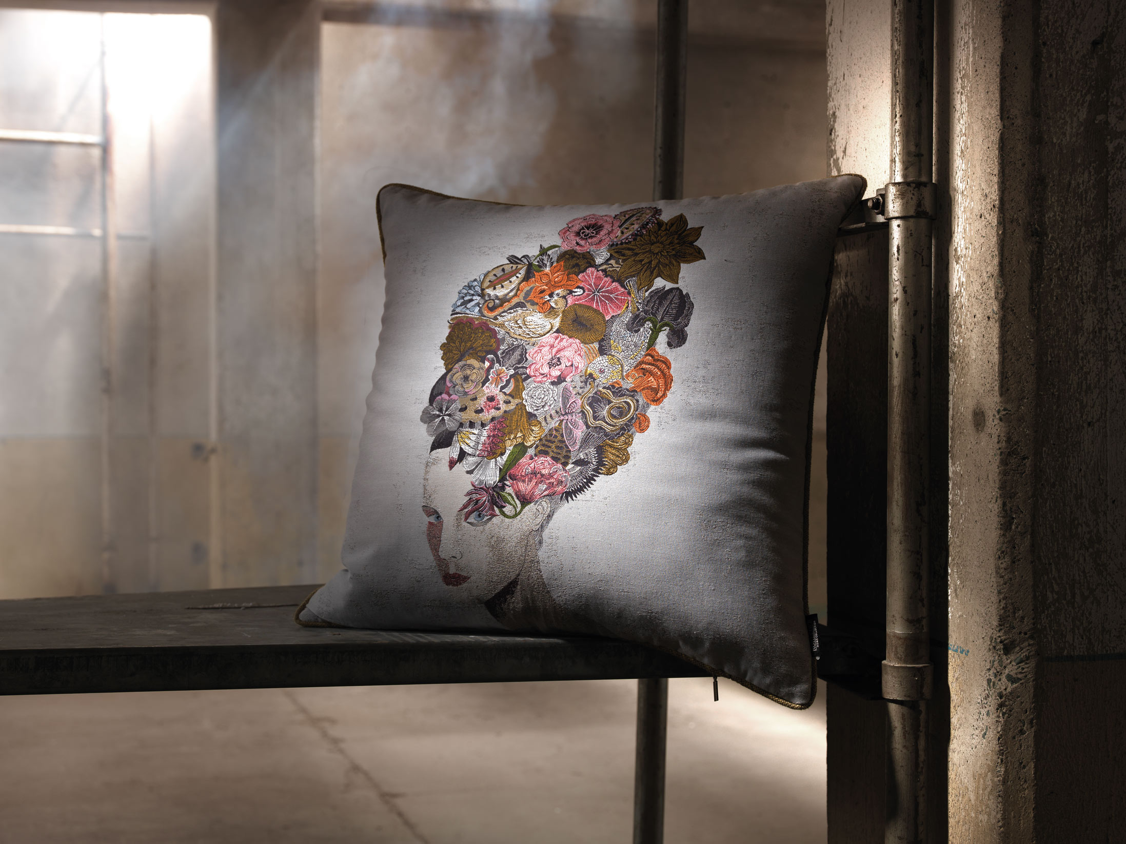 Kissen by Olaf Hajek - Iris - Dawn - 60x60 Kissen by Olaf Hajek - Iris - Dawn - 60x60