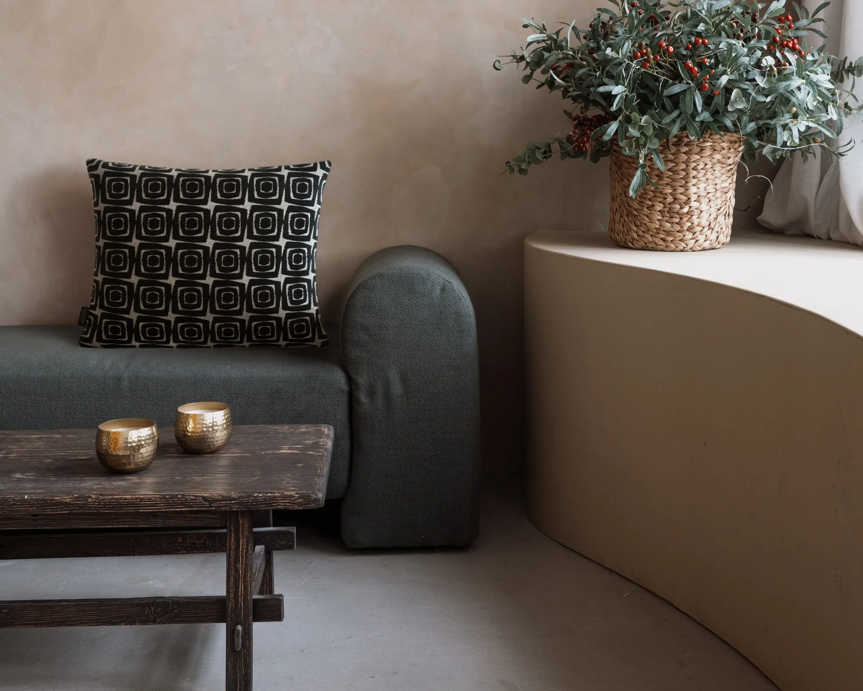 Dunkles Sofa mit Turtle-Kissen aus der Tulum-Kollektion von Rohleder.