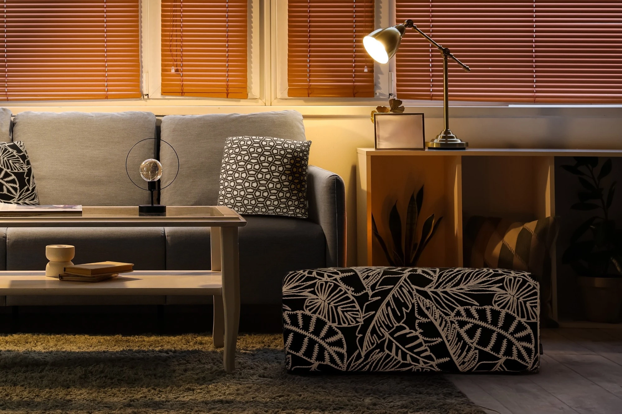 Gemütliches Wohnzimmer mit Ikebana-Cube aus der Zen Garden-Kollektion von Rohleder.