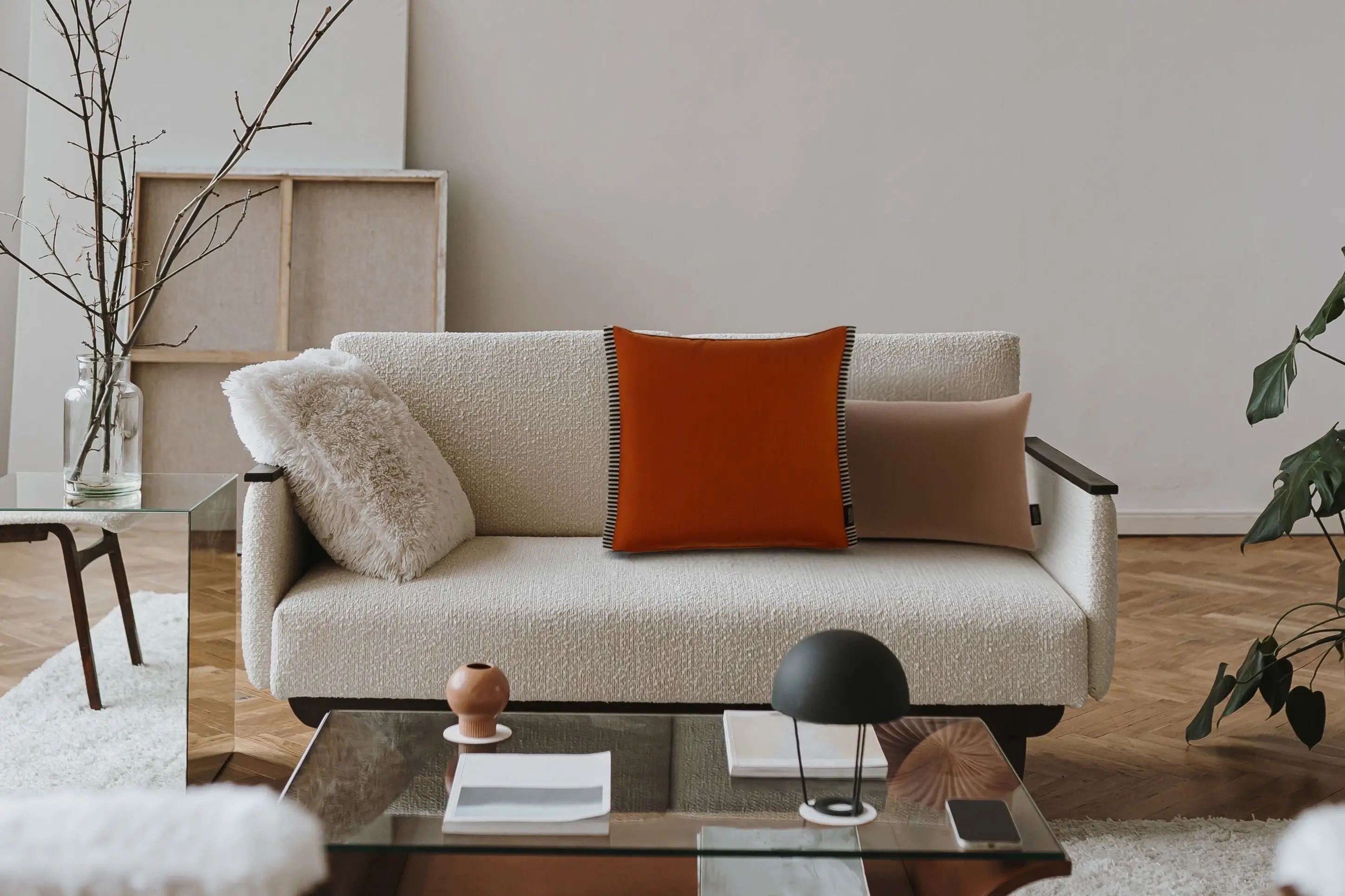 Sofa mit Kissen der Soul-Kollektion von Rohleder in modernem Wohnambiente.